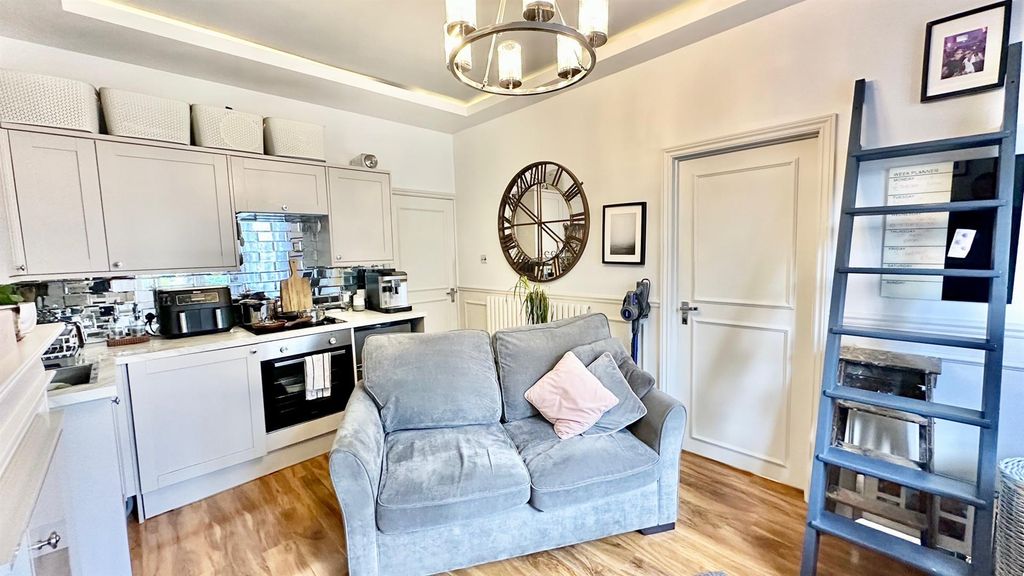 Property photo 3 of 27