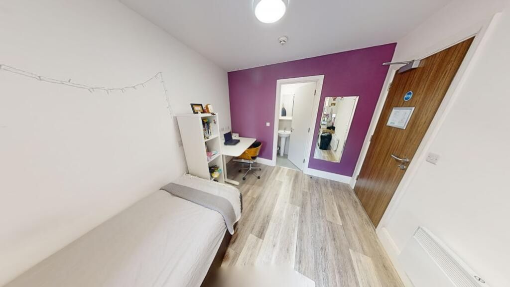 Property photo 1 of 5 A Well-Presented Double Bedroom Featuring A Cozy B...