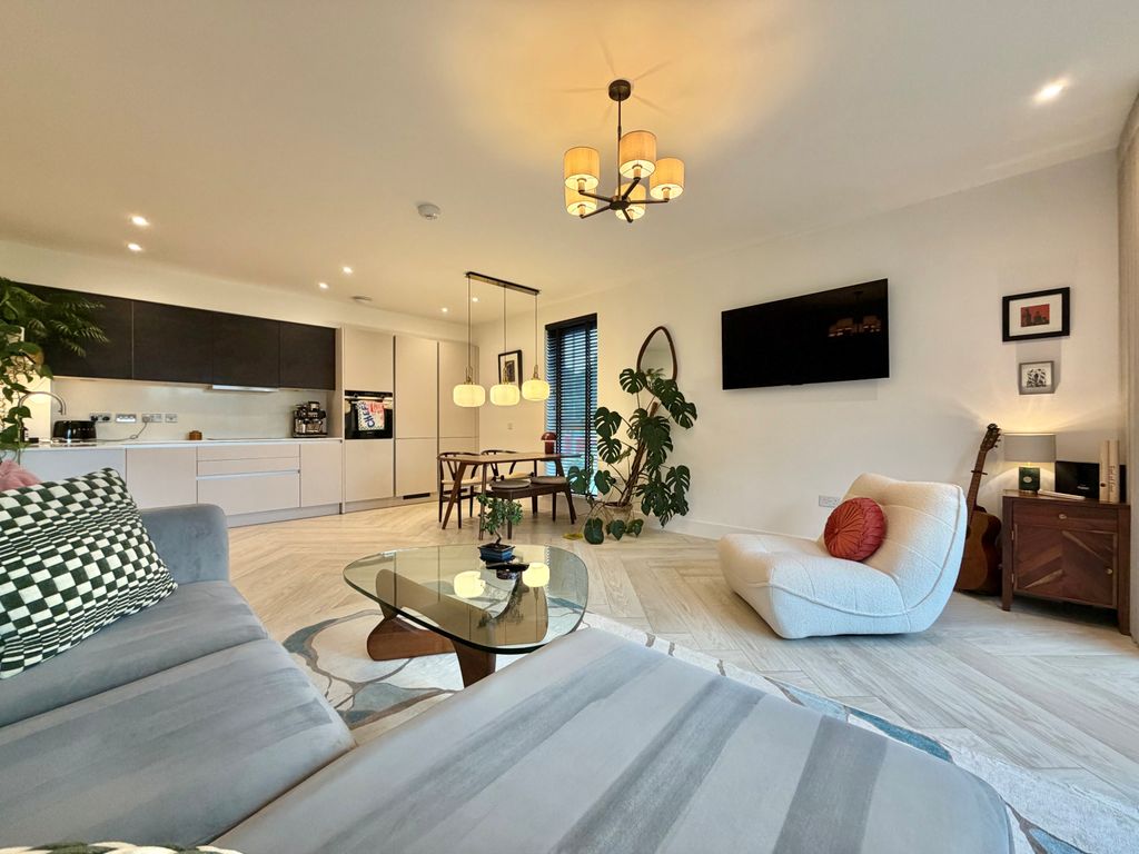 Property photo 3 of 13 Lounge