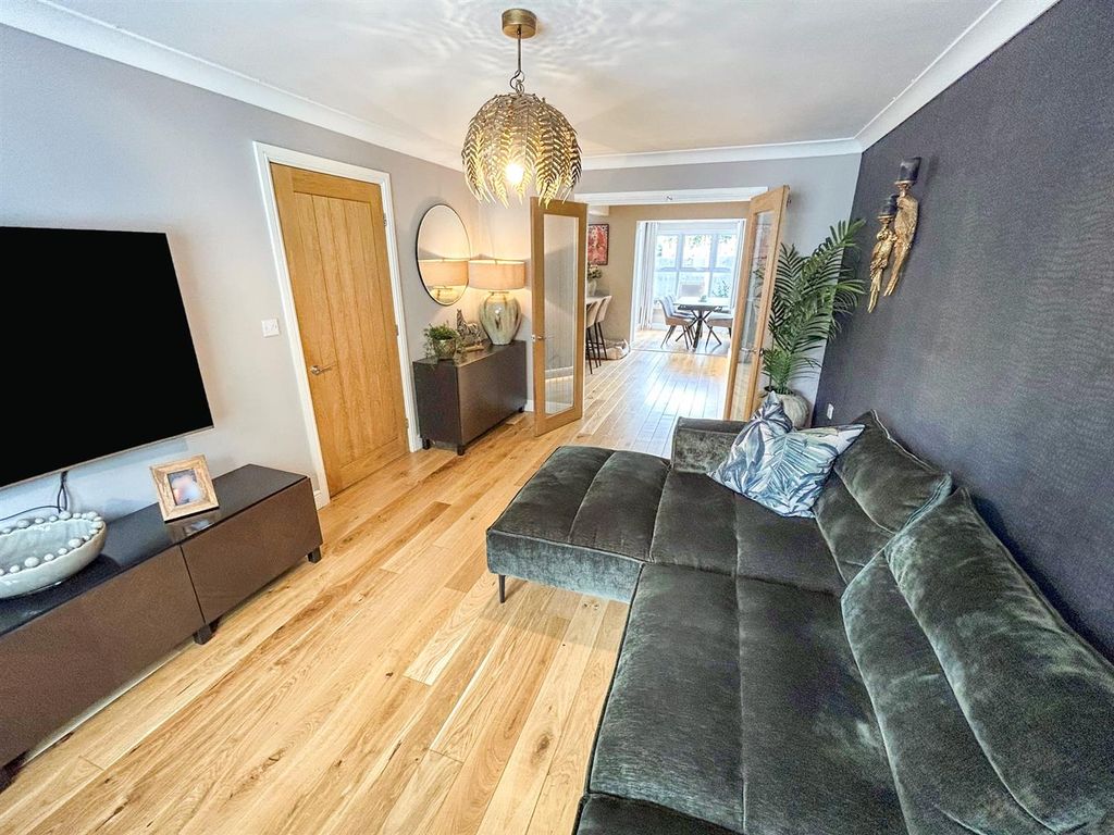 Property photo 3 of 20 Lounge