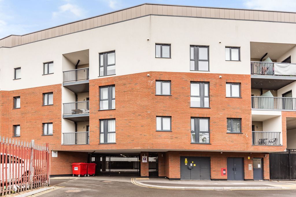 Property photo 1 of 7 725523 (1)