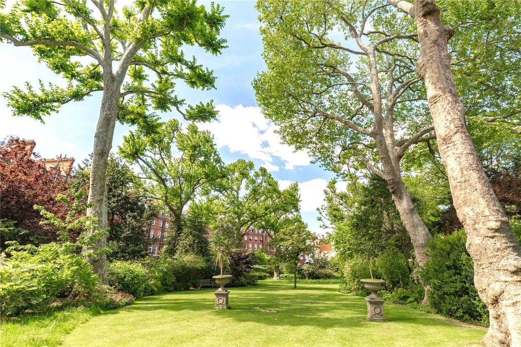 Property photo 3 of 17 Communal Gardens