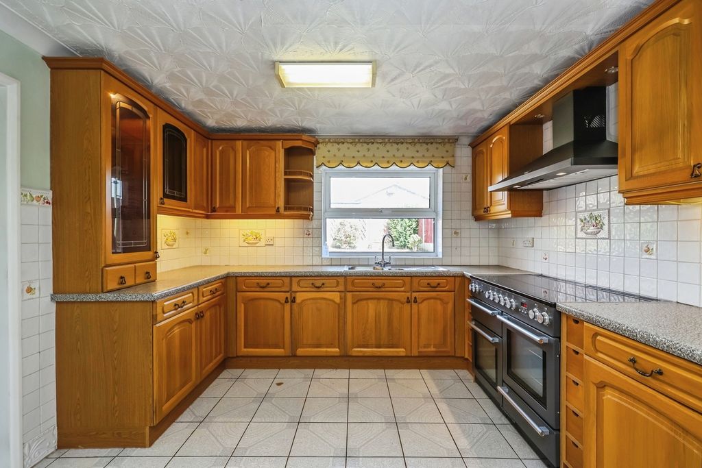 Property photo 2 of 19 Fitted Kitchen