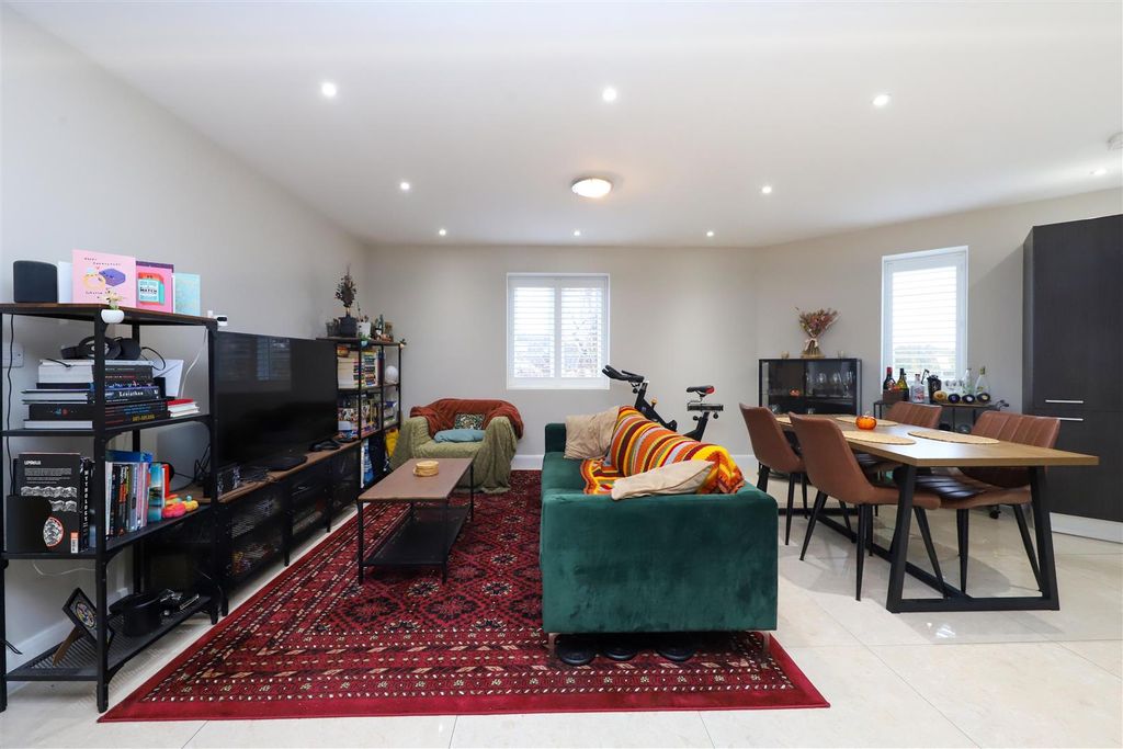 Property photo 3 of 14 Living Space