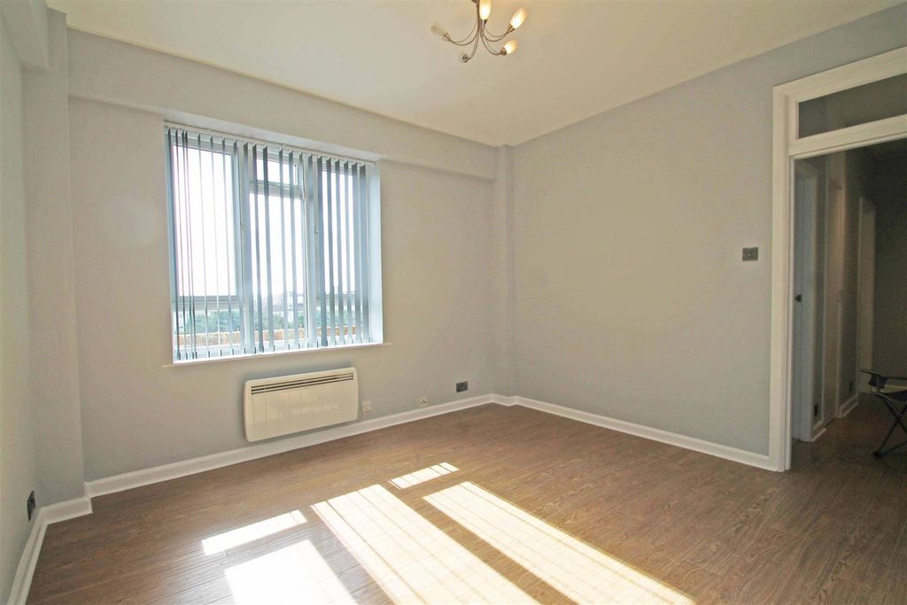 Property photo 3 of 7 Studio Room