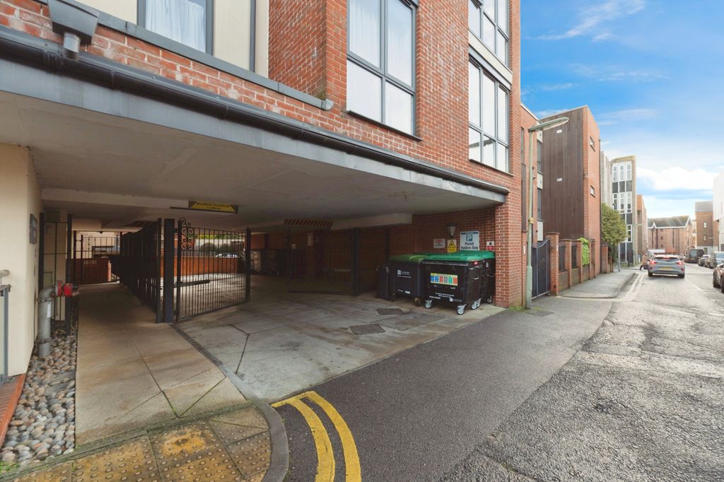 Property photo 3 of 20 Communal Entrance