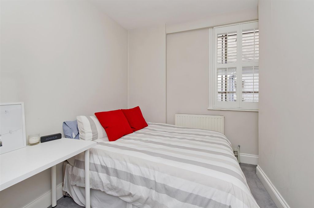Property photo 2 of 8 Lytton Grove-7688 Bed 2.Jpg