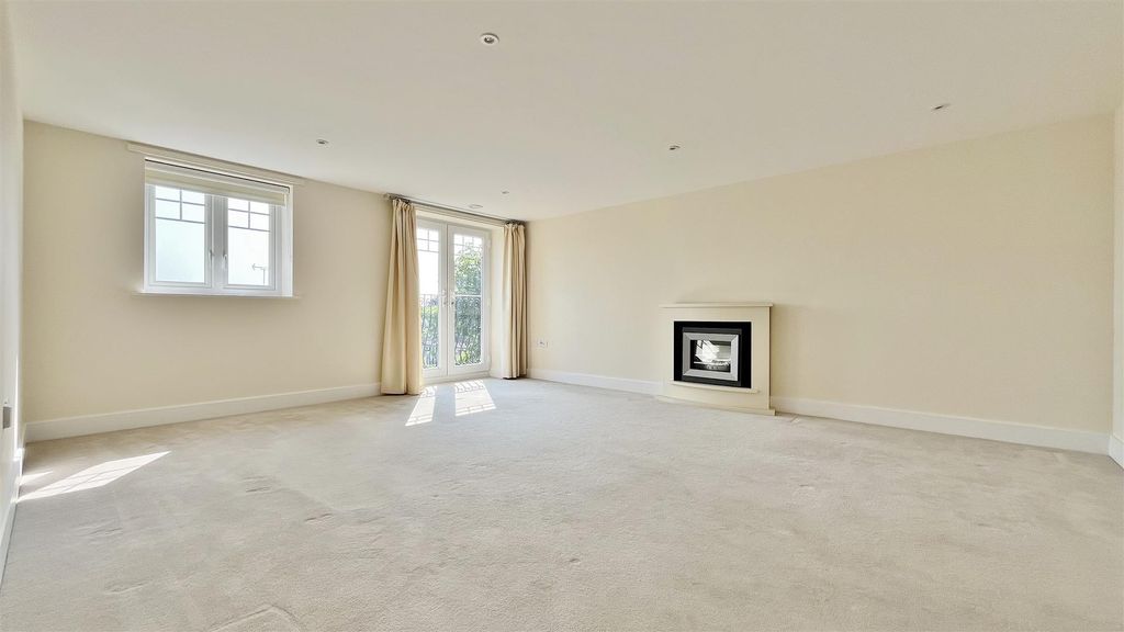 Additional image 7 of 2 bed property for saleVictoria Gardens, Hadleigh Road, Frinton-On-Sea CO13