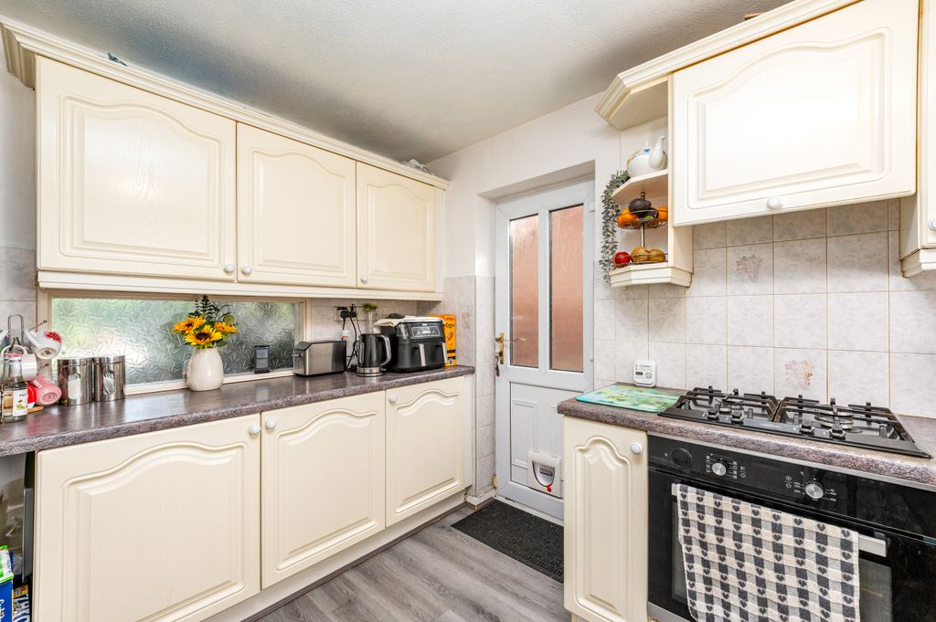Property photo 3 of 31 007