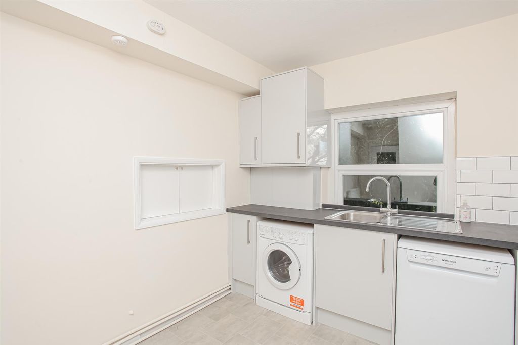 Property photo 3 of 16 Kitchen 3.Jpg