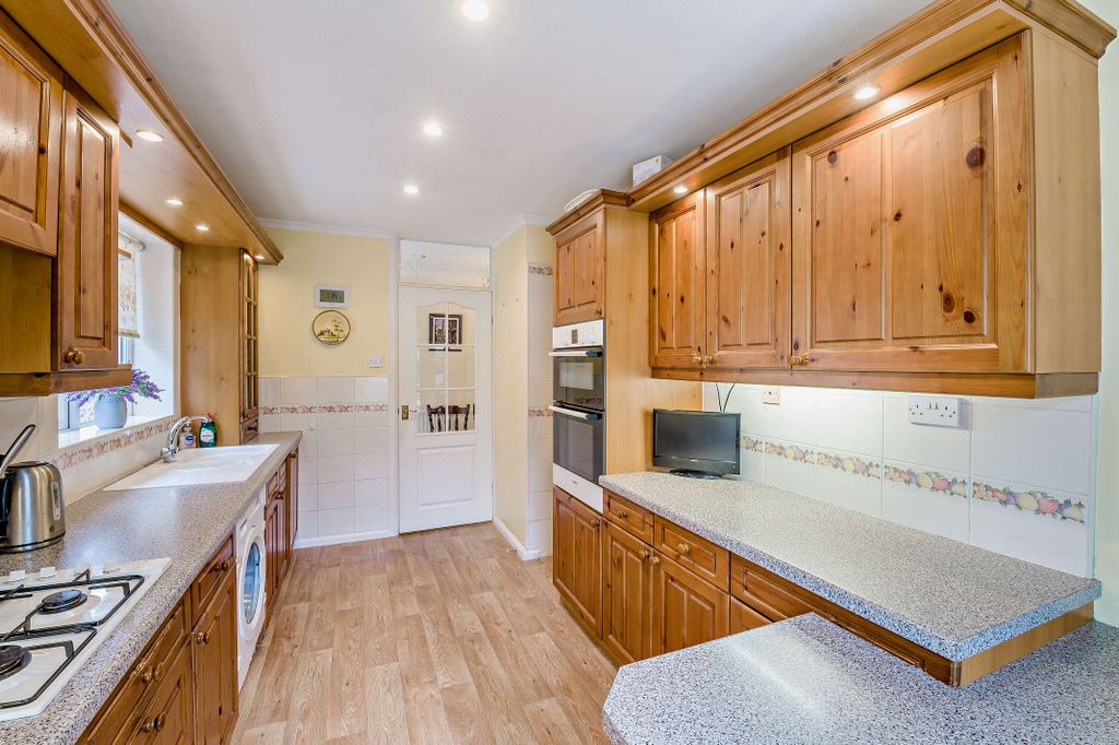 Property photo 3 of 11 Kitchen