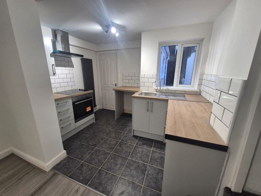 Property photo 2 of 11 Kitchen (2)