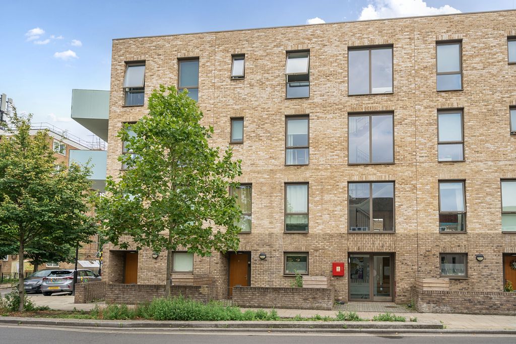 Property photo 1 of 17 External