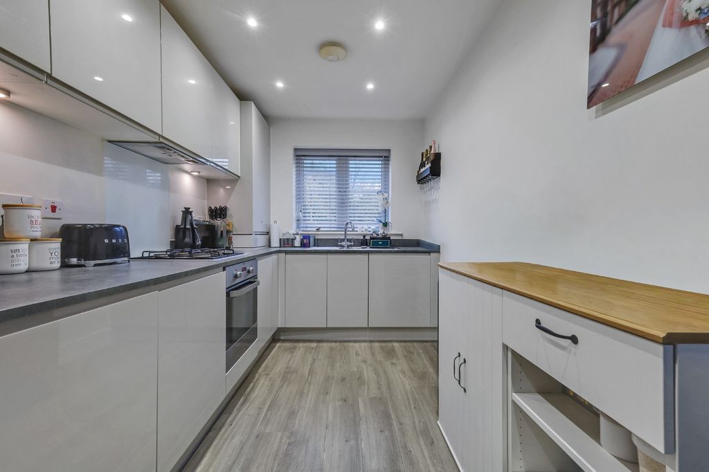 Property photo 2 of 13 4888174