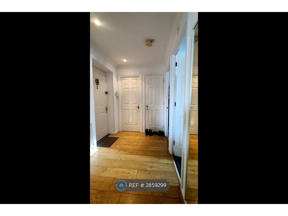 Property photo 2 of 14 Hallway