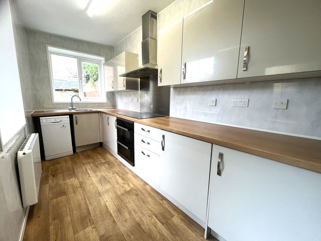 Property photo 2 of 8 Kitchen