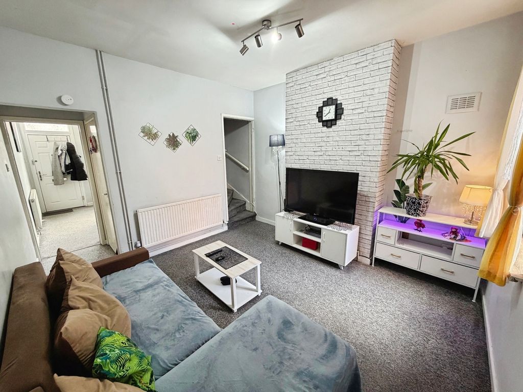 Property photo 3 of 17 Lounge