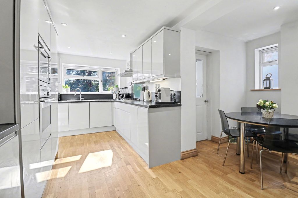 Property photo 2 of 26