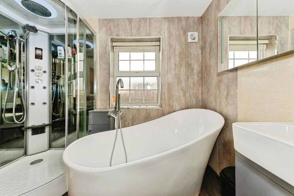 Property photo 3 of 27 Bathroom