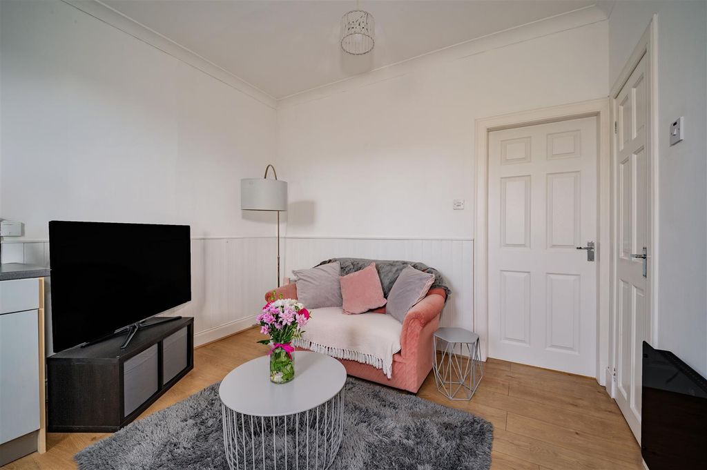 Property photo 3 of 12 1L15 Lawrence Street Bf-6.Jpg