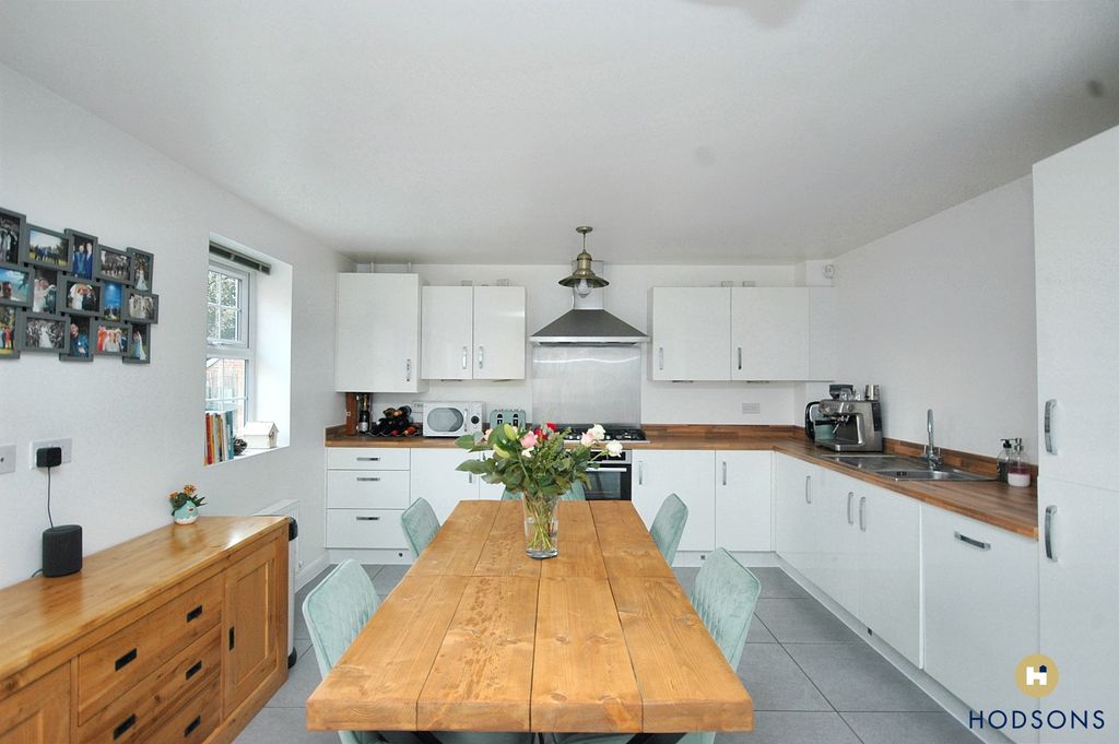 Property photo 3 of 19 Kitchen