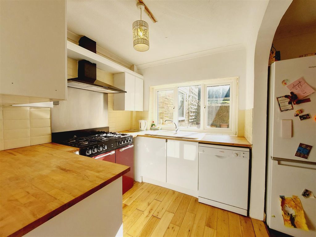 Property photo 3 of 17 Kitchen