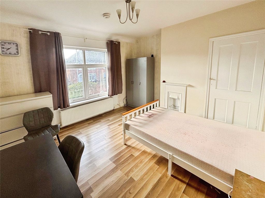 Property photo 2 of 8 Bedrom