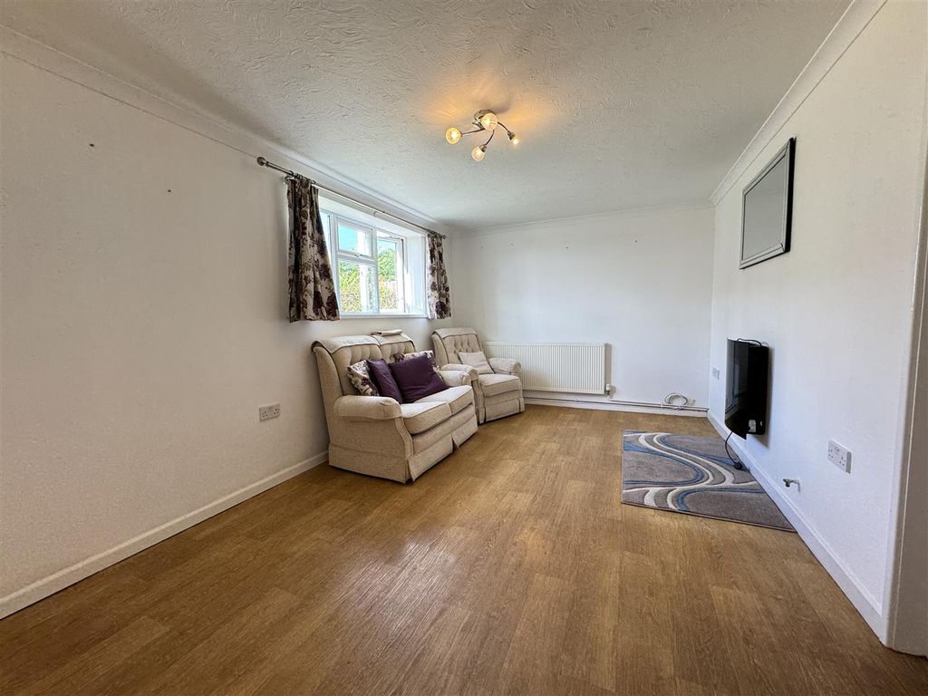 Property photo 3 of 7 Living Room