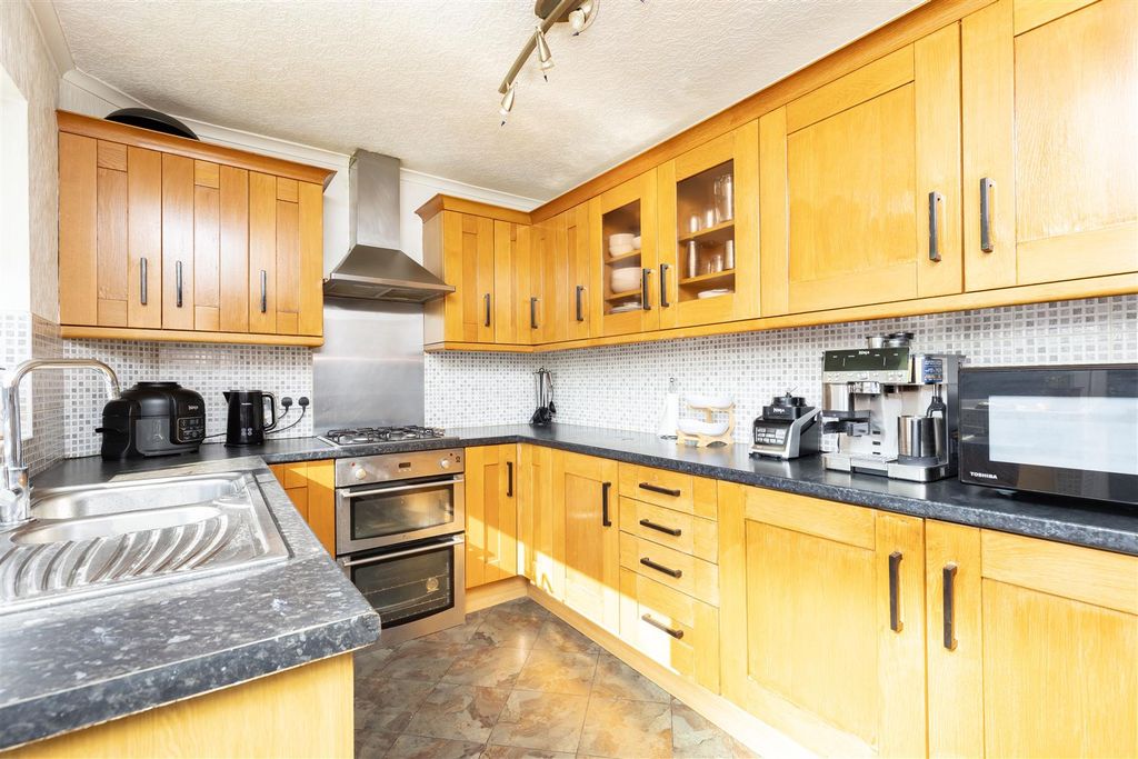 Property photo 3 of 37 Kitchen