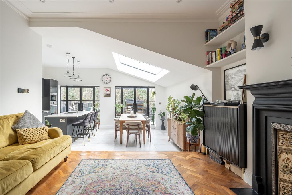 Property photo 2 of 31 Vincent Road, E4