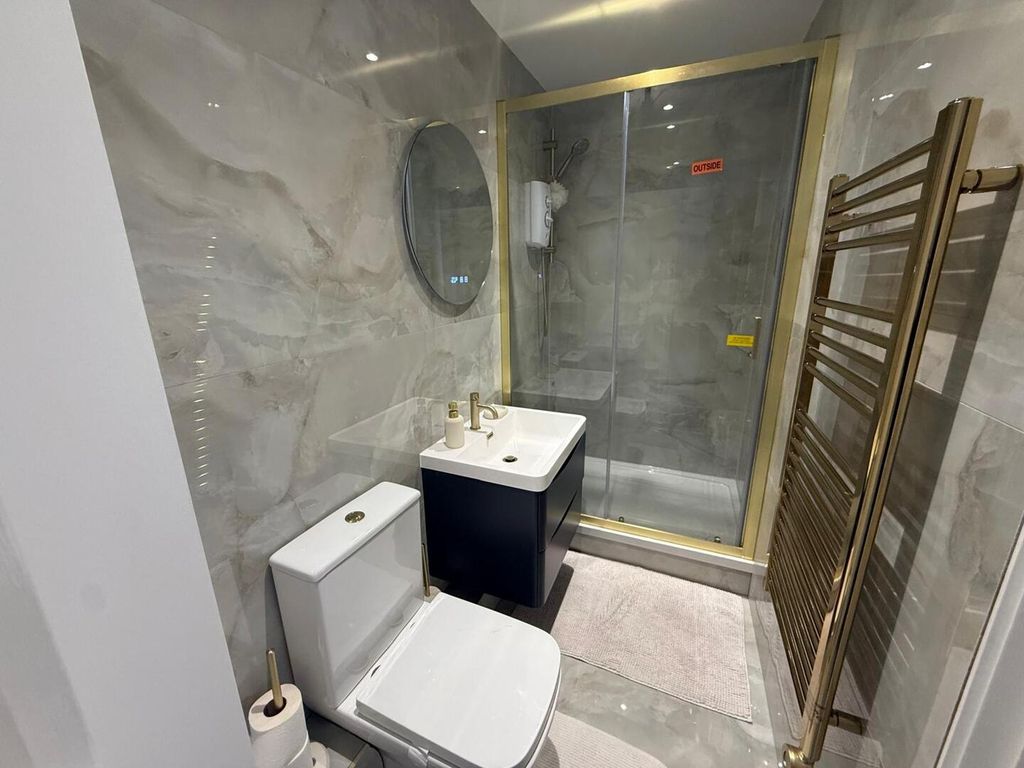 Property photo 3 of 10 Bathroom