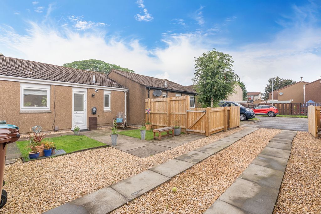 Property photo 1 of 26 1 Bedroom Semi Detached Bungalow For Sale