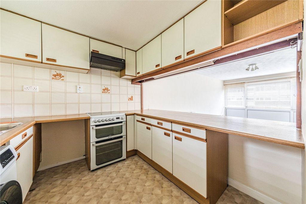 Property photo 3 of 10 Kitchen