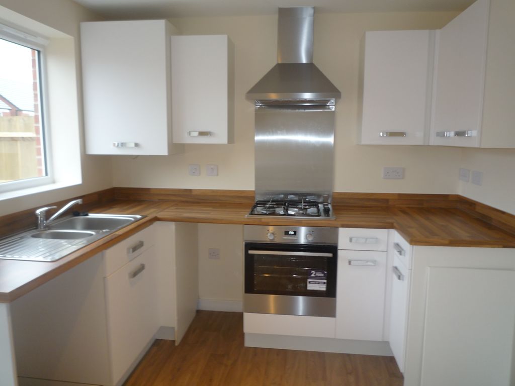 Property photo 2 of 10 Kitchen