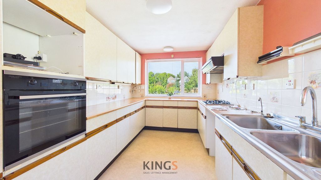 Property photo 3 of 18 Kitchen