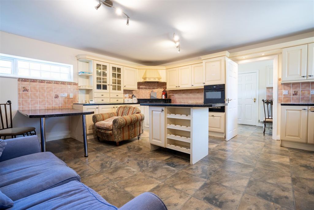 Property photo 2 of 9 Kitchen