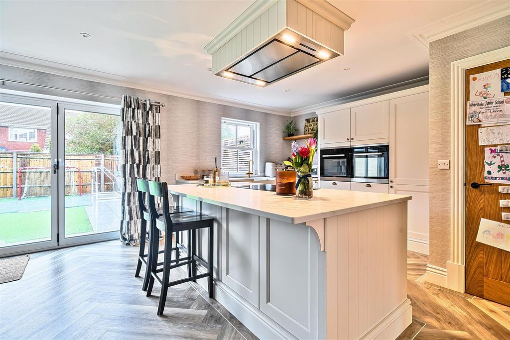 Property photo 3 of 25 Kitchen/Diner