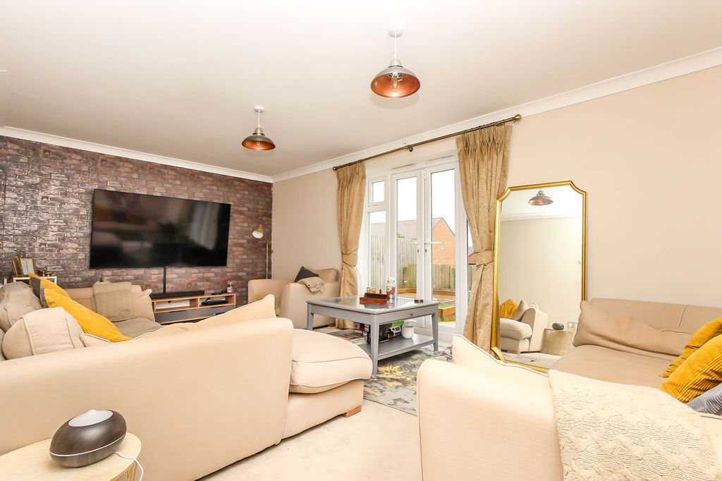 Property photo 2 of 15 Lounge