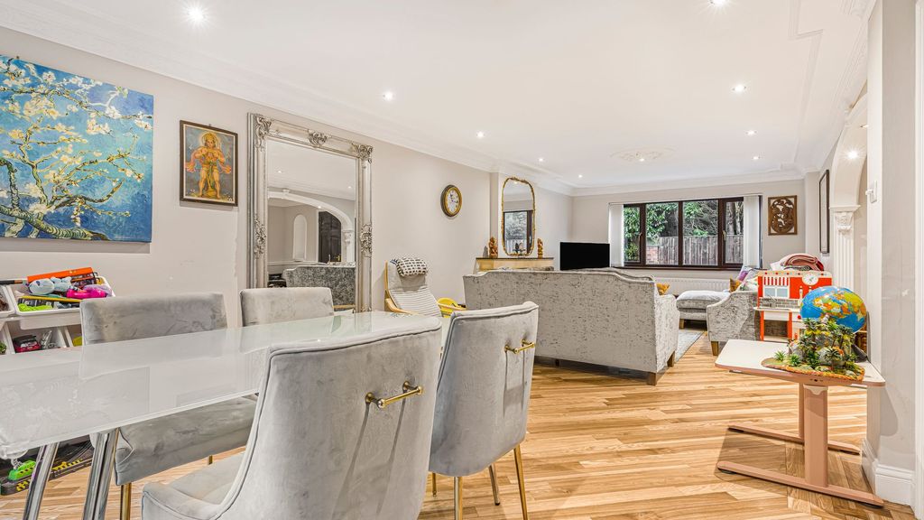 Property photo 2 of 32