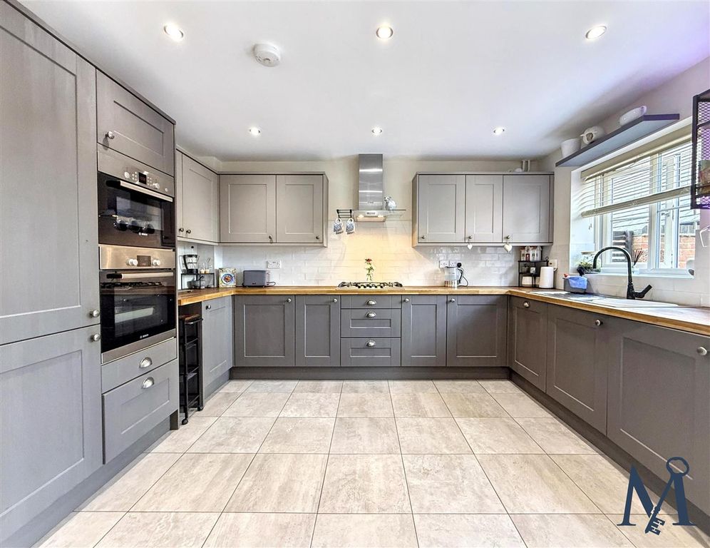 Property photo 3 of 24 Kitchen Diner