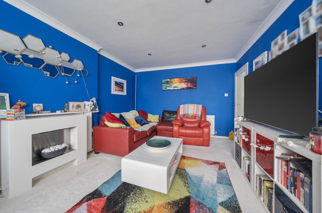 Property photo 3 of 15 Lounge