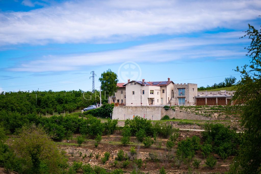 Property photo 1 of 105