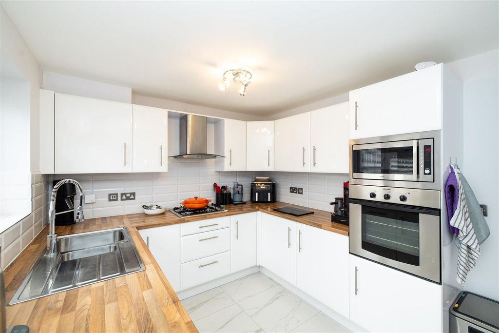 Property photo 2 of 19 Kitchen/Diner