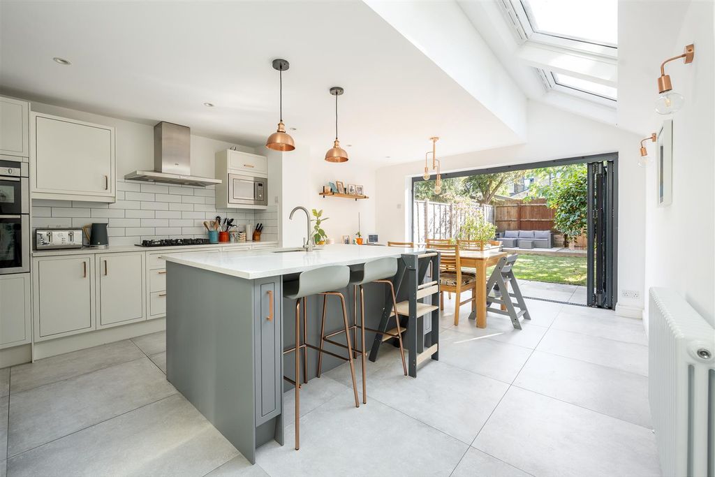 Property photo 3 of 31 Lansdowne Road, E17