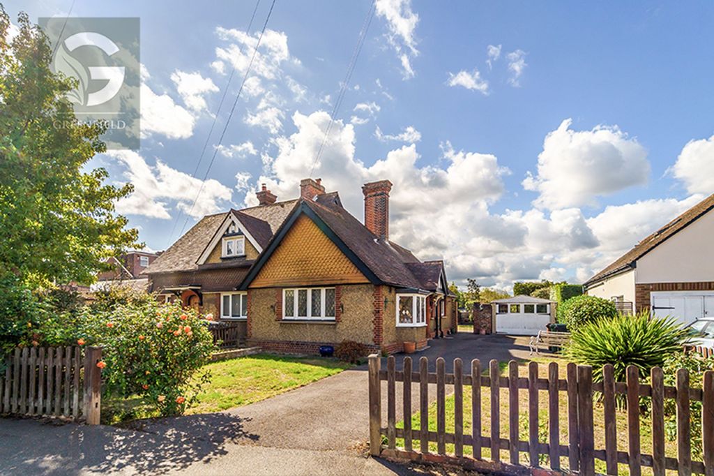 Property photo 1 of 12 Lakehurst Road, Ewell Court, Epsom, Surrey, Kt19 0El