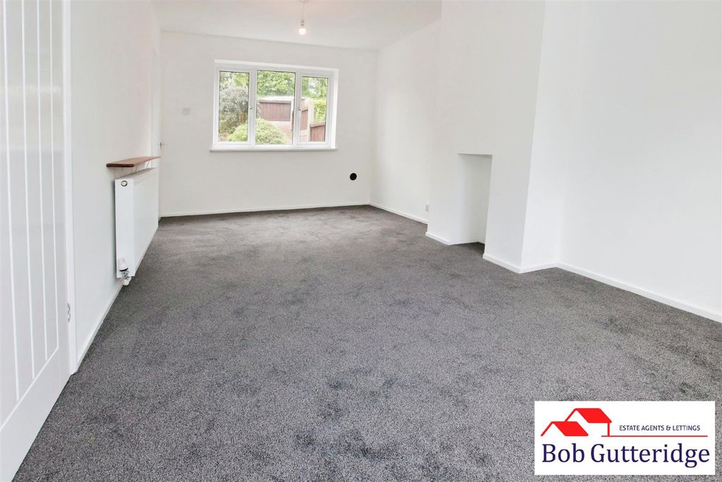 Property photo 3 of 16 Through Lounge / Diner