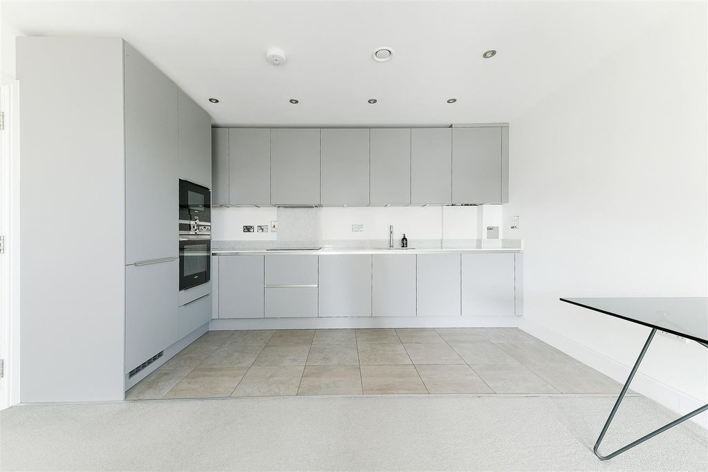 Property photo 3 of 10 Helmsdale Court, 77 Woodcote Road1.Jpg