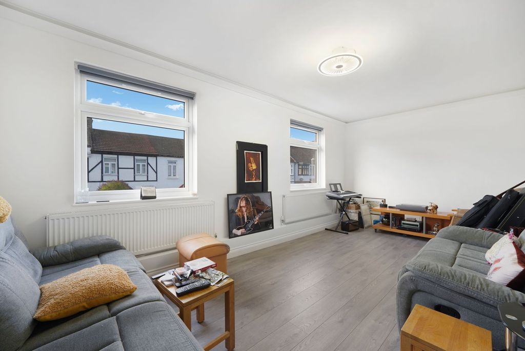 Property photo 1 of 15 Lounge