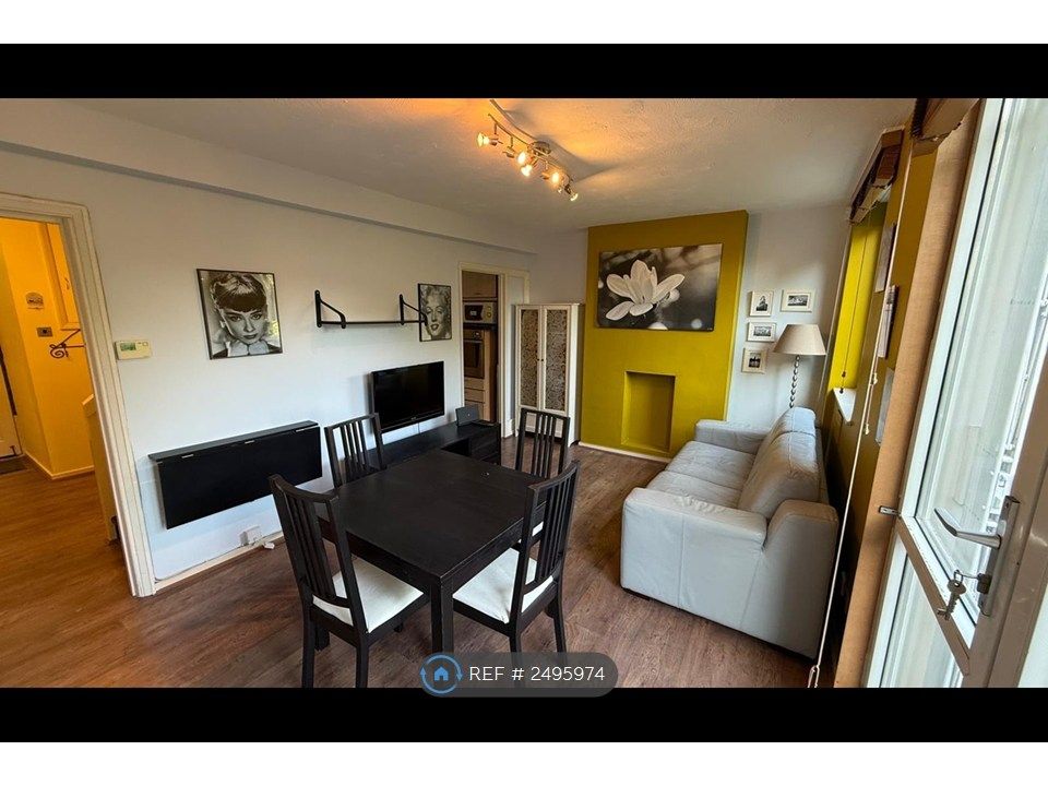 Property photo 1 of 18 Sitting Room