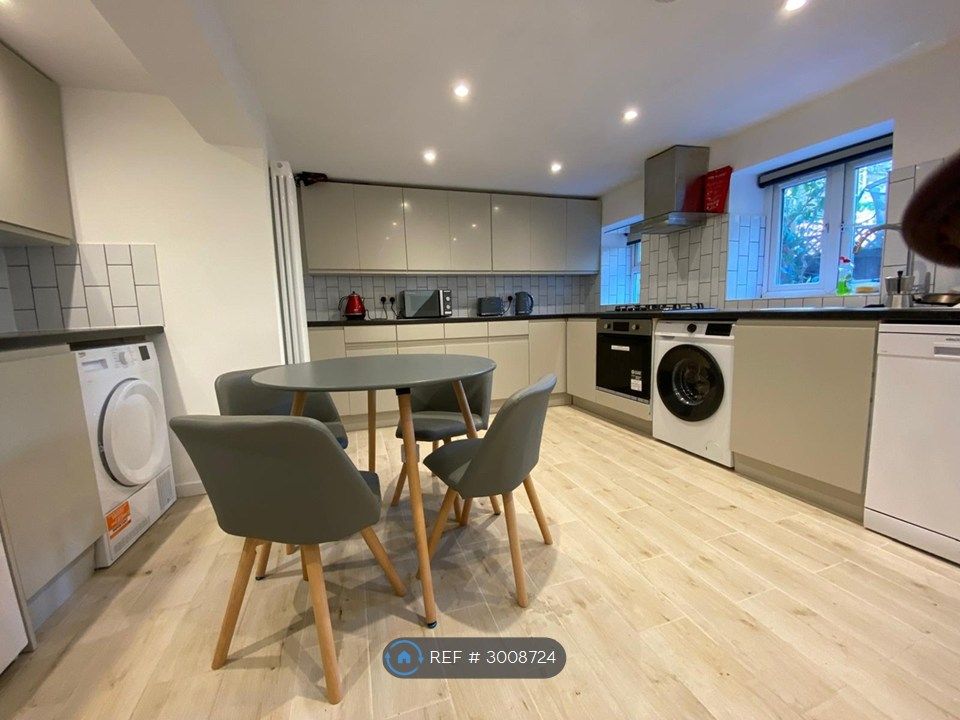 Property photo 1 of 10 Kitchen